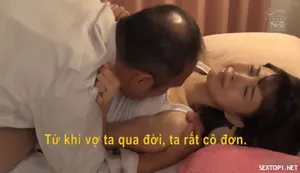 Cô gái tóc dài mặc đồng phục học sinh với hình xăm khắp lưng, với hai bím tóc đuôi ngựa, đang mút một con cặc lớn