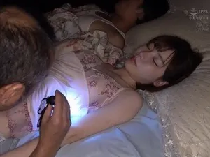 Má đơn thân đụ với hiệu phó để con gái qua môn